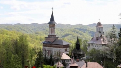 De Praznicul „Înălțării Sfintei Cruci”: Care este programul liturgic la Mănăstirea Rohia