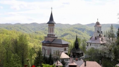 De Praznicul „Înălțării Sfintei Cruci”: Care este programul liturgic la Mănăstirea Rohia