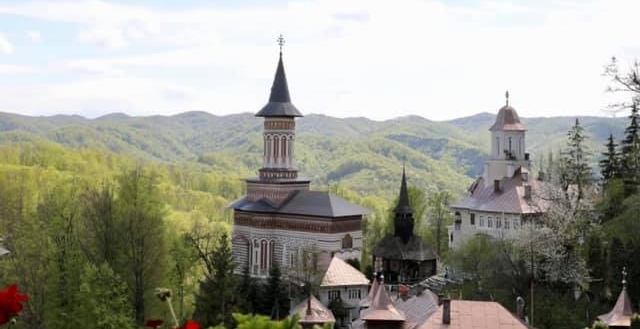 De Praznicul „Înălțării Sfintei Cruci”: Care este programul liturgic la Mănăstirea Rohia