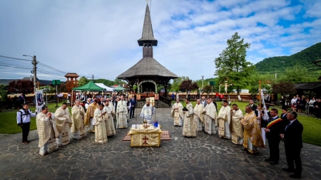 A fost târnosită biserica „Sfinții Împărați Constantin și Elena” din Baia Sprie (FOTO)