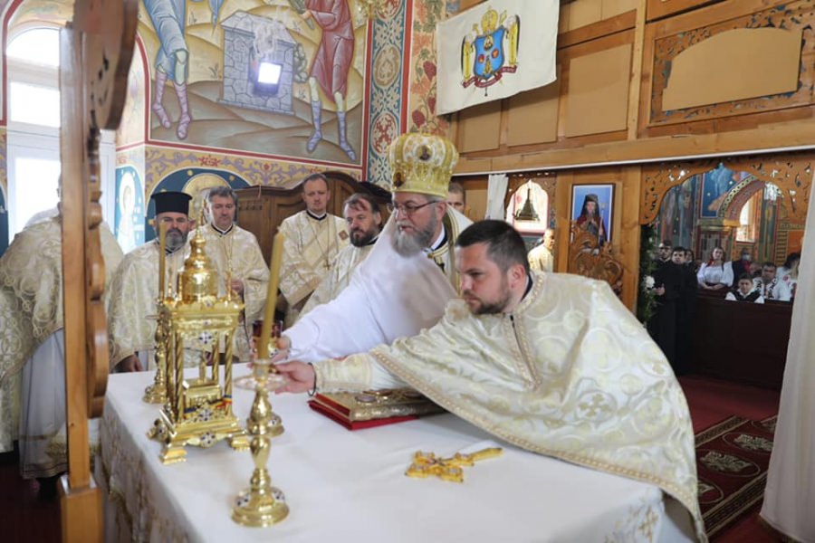 Târnosirea bisericii Parohiei Ortodoxe Mesteacăn; Aceasta a primit și al doilea hram – „Înălțarea Domnului” (FOTO)