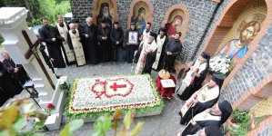 La Mănăstirea Rohia: Sfânta Liturghie şi Parastas la mormântul ÎPS Arhiepiscop Justinian Chira (FOTO)