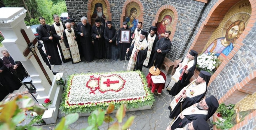 La Mănăstirea Rohia: Sfânta Liturghie şi Parastas la mormântul ÎPS Arhiepiscop Justinian Chira (FOTO)