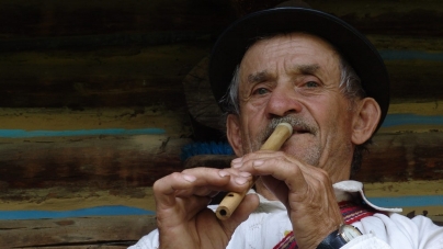 Gherasim Cârtiță, personajul de legendă al satului Ungureni; Cântă la fluier, taragot și vioară, fiind un bun cunoscător al repertoriului muzical lăpușenesc