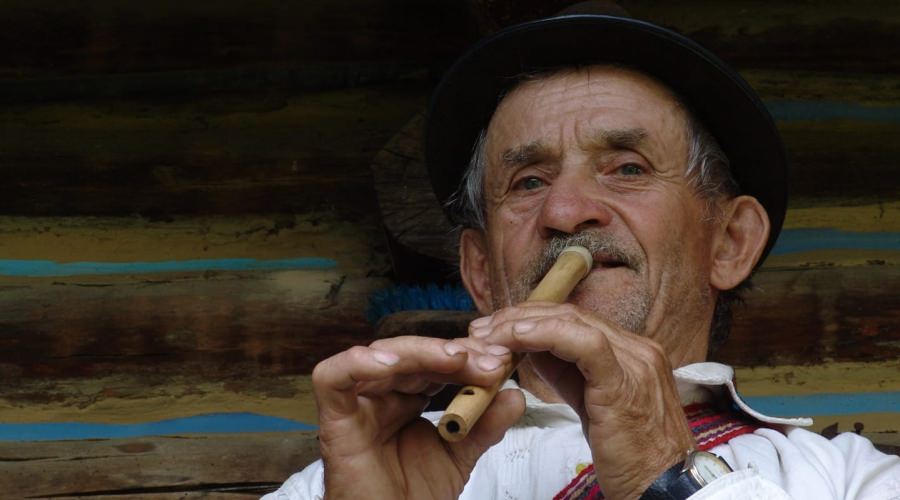 Gherasim Cârtiță, personajul de legendă din Țara Lăpușului; Cântă la fluier, taragot și vioară și e meșter în construcția caselor și fântânilor