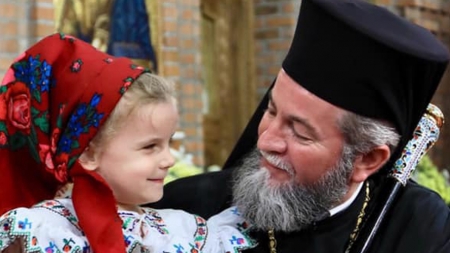 PS Iustin: „Copiii sunt veniți pe pământ direct din raiul lui Dumnezeu. Ei ne aduc în lume zâmbetul, bucuria, blândețea, bunătatea și sfințenia desăvârșită”