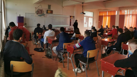 Drogurile – zbor spre infern: Elevii de la Colegiul „Aurel Vlaicu” au discutat cu polițiștii despre consumul ilicit de droguri, deţinere şi trafic de substanţe