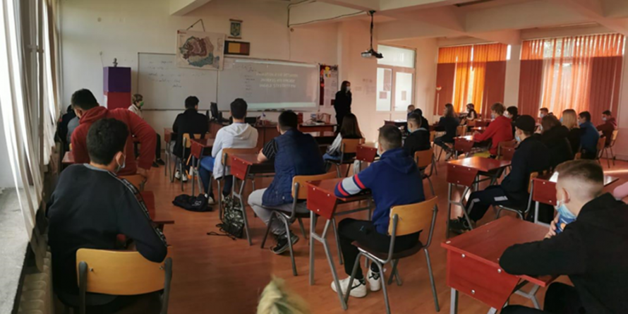 Drogurile – zbor spre infern: Elevii de la Colegiul „Aurel Vlaicu” au discutat cu polițiștii despre consumul ilicit de droguri, deţinere şi trafic de substanţe