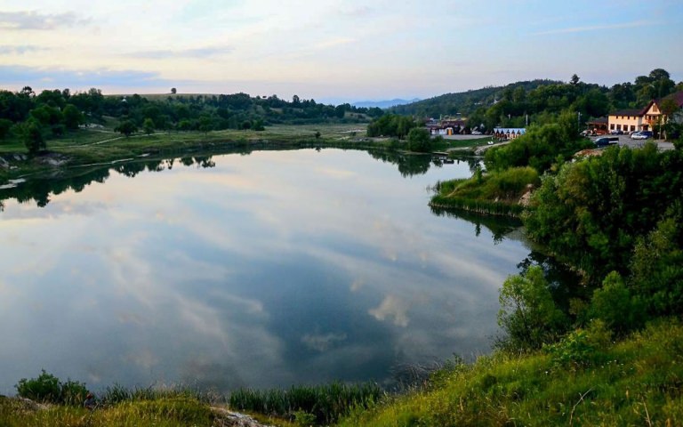 Turism: Ocna Șugatag – loc bun de plimbat și savurat natura; Este o destinație potrivită în orice anotimp