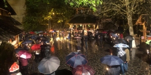 Sfânta Înviere: Băimărenii au fost prezenți, respectând regulile, la Bisericuța de Lemn. Vezi modelul oferit de credincioși (VIDEO ȘI FOTO)