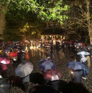 Sfânta Înviere: Băimărenii au fost prezenți, respectând regulile, la Bisericuța de Lemn. Vezi modelul oferit de credincioși (VIDEO ȘI FOTO)