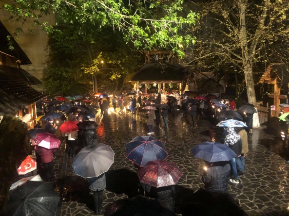 Sfânta Înviere: Băimărenii au fost prezenți, respectând regulile, la Bisericuța de Lemn. Vezi modelul oferit de credincioși (VIDEO ȘI FOTO)