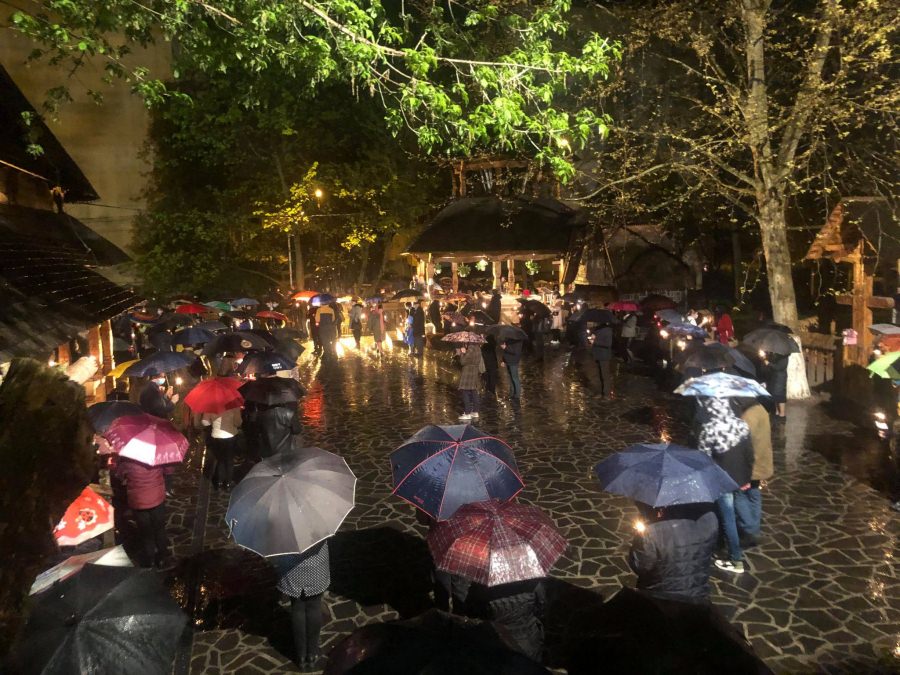 Sfânta Înviere: Băimărenii au fost prezenți, respectând regulile, la Bisericuța de Lemn. Vezi modelul oferit de credincioși (VIDEO ȘI FOTO)