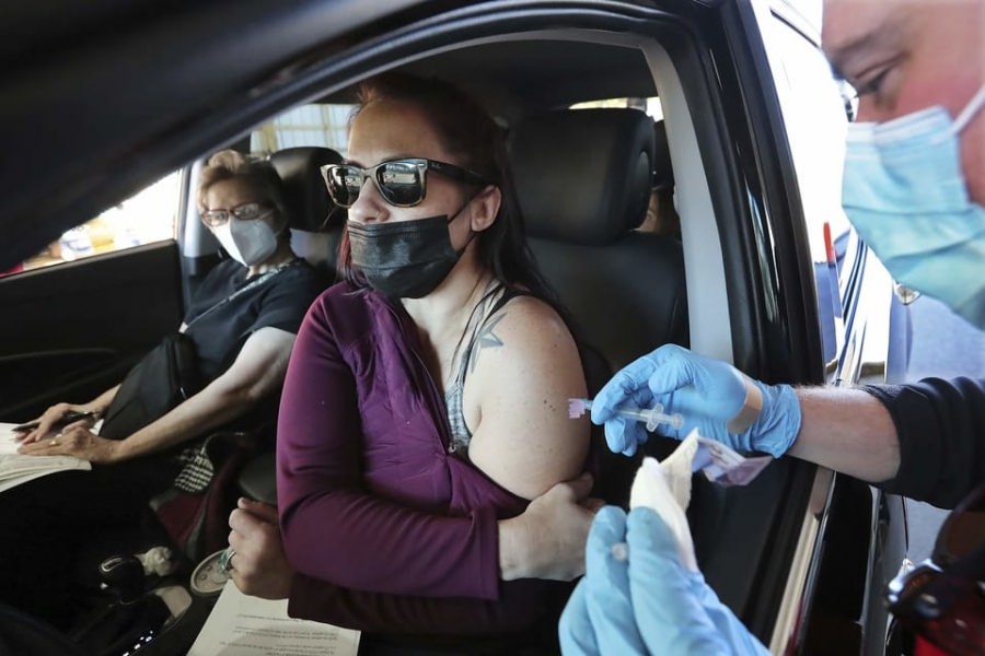 Centru de vaccinare drive-through în Baia Mare, în parcarea Value Center. Oricine se poate imuniza, având buletinul sau pașaportul