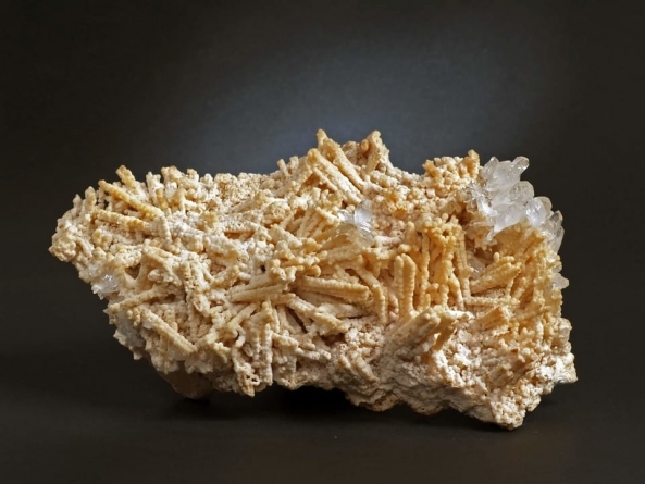 Frumusețile Maramureșului: Un eșantion din aragonit și cuarț provenit de la Mina Cavnic este exponatul săptămânii la Muzeul de Mineralogie din Baia Mare (FOTO)