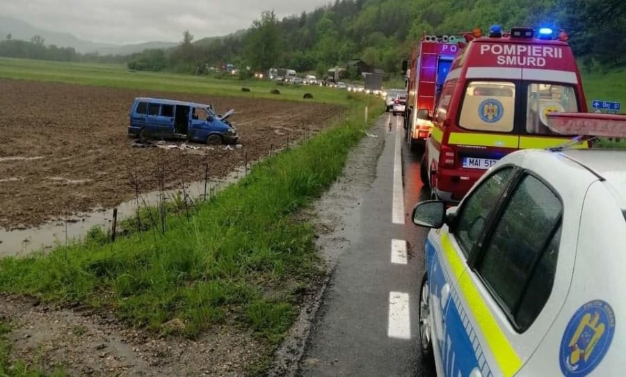 112: Microbuz răsturnat în Valea Chioarului. O femeie a ajuns la spital (FOTO)