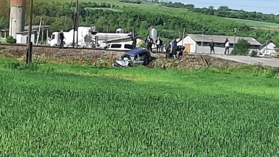 112: Accident feroviar în Ulmeni! Mașină lovită de tren. O persoană a ajuns la spital (FOTO)
