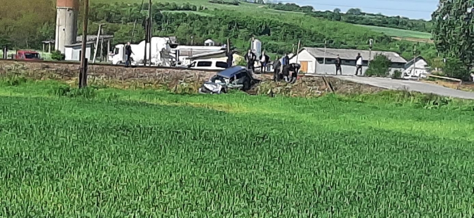 112: Accident feroviar în Ulmeni! Mașină lovită de tren. O persoană a ajuns la spital (FOTO)