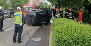 Actualizare: 112: Accident în centrul municipiului Baia Mare! Mașină răsturnată pe bulevardul Republicii. O femeie a ajuns la spital (FOTO)