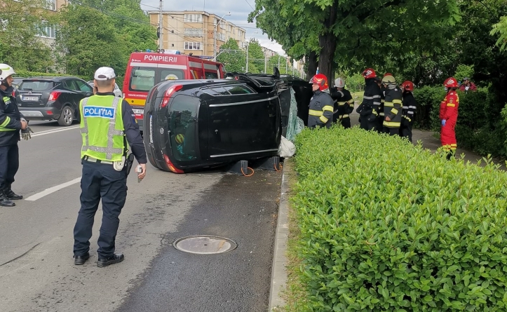Actualizare: 112: Accident în centrul municipiului Baia Mare! Mașină răsturnată pe bulevardul Republicii. O femeie a ajuns la spital (FOTO)