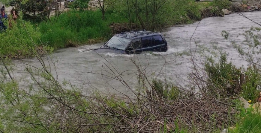 Accident în Borșa: A aterizat cu mașina în apele râului Vișeu, în urma unei coliziuni auto (FOTO)