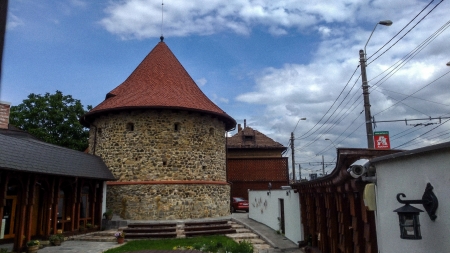 File din istoria noastră: Breslele din Maramureș încă trăiesc și acum în centrul municipiului Baia Mare prin Bastionul Măcelarilor! Unul din șapte!