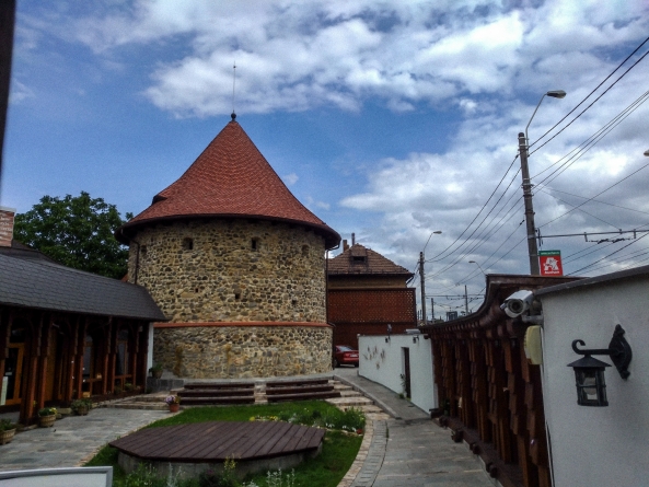 File din istoria noastră: Breslele din Maramureș încă trăiesc și acum în centrul municipiului Baia Mare prin Bastionul Măcelarilor! Unul din șapte!