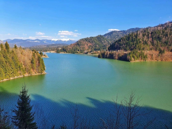 Inedit: Un drum spectaculos, sigur „ca-n Elveția”, duce către stațiunea cu cel mai curat aer din țară (FOTO)