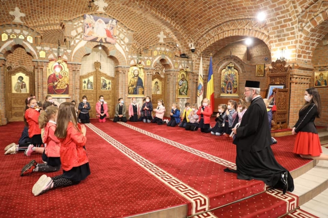 Mai mulți elevi de la Școala „Lucian Blaga” din Baia Mare au avut parte de o oră de Religie cu Preasfințitul Părinte Iustin (FOTO)