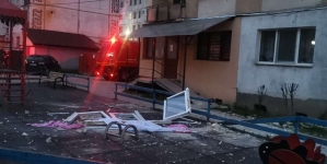 112: Explozie la Sighetu Marmației din cauza unei butelii. Proprietarul unui apartament, transportat la spital. Vecinii s-au autoevacuat (FOTO)