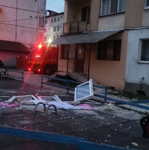 112: Explozie la Sighetu Marmației din cauza unei butelii. Proprietarul unui apartament, transportat la spital. Vecinii s-au autoevacuat (FOTO)