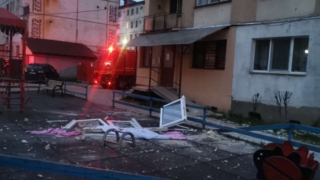 112: Explozie la Sighetu Marmației din cauza unei butelii. Proprietarul unui apartament, transportat la spital. Vecinii s-au autoevacuat (FOTO)