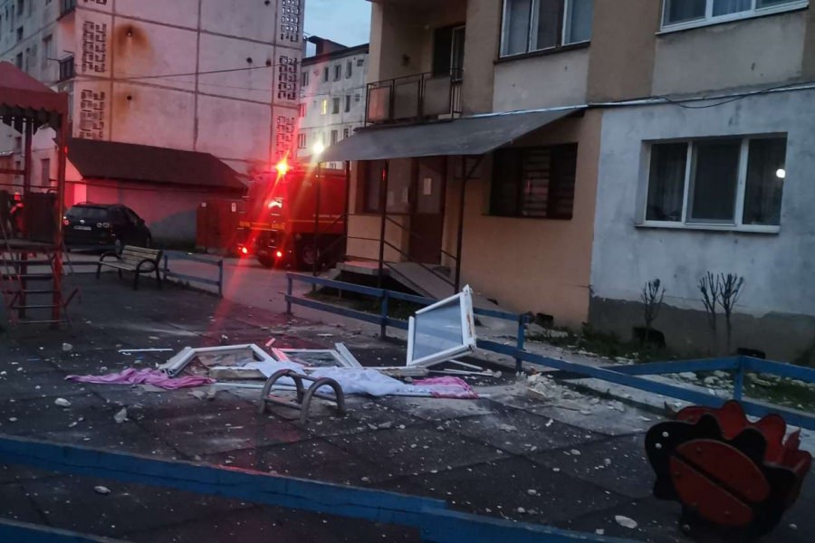 112: Explozie la Sighetu Marmației din cauza unei butelii. Proprietarul unui apartament, transportat la spital. Vecinii s-au autoevacuat (FOTO)