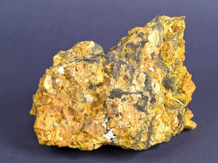 Frumusețile Maramureșului: Un eșantion din auripigment, provenit din Mina Baia-Sprie, exponatul săptămânii la Muzeul de Mineralogie din Baia Mare (FOTO)