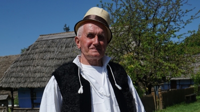 Gheorghe Roman, opincarul din Bârsana: „Ca opinca nu-i nimica” (FOTO)