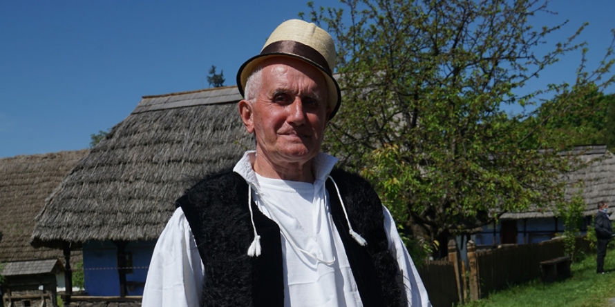 Gheorghe Roman, opincarul din Bârsana: „Ca opinca nu-i nimica” (FOTO)