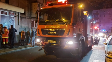 Panică în noapte: 25 locatari s-au autoevacuat după ce un apartament de pe strada Grănicerilor din Baia Mare a fost cuprins de flăcări
