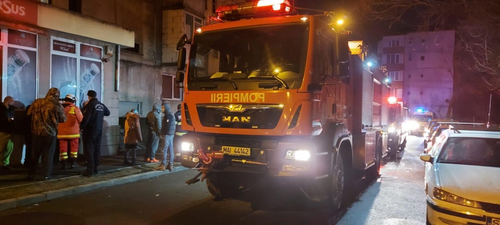 Panică în noapte: 25 locatari s-au autoevacuat după ce un apartament de pe strada Grănicerilor din Baia Mare a fost cuprins de flăcări