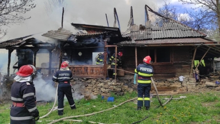 Incendiu la o casă într-o stațiune maramureșeană!