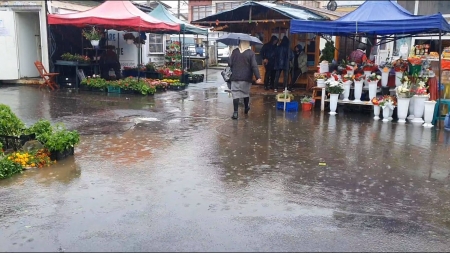 Baia Mare: Ploaia torențială a inundat parțial Piața Izvoarele. Canalizarea nu a mai făcut față, clienții au făcut slalom printre bălți (VIDEO ȘI FOTO)