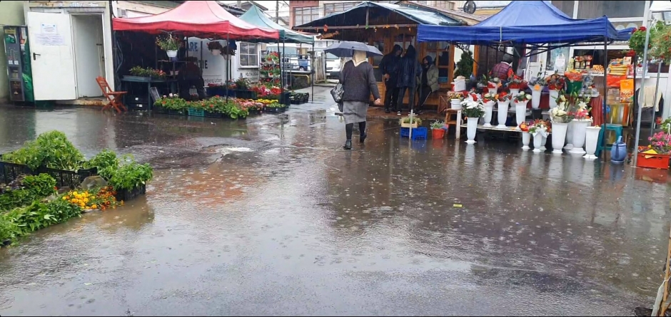 Baia Mare: Ploaia torențială a inundat parțial Piața Izvoarele. Canalizarea nu a mai făcut față, clienții au făcut slalom printre bălți (VIDEO ȘI FOTO)