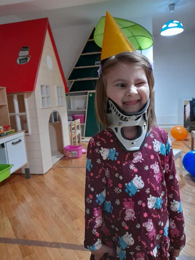 Apel umanitar: Iris, o fetiță din Maramureș, are nevoie de ajutor; În urma unui accident rutier nu-și mai poate mișca brațul stâng din umăr și cot