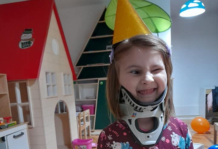 Apel umanitar: Iris, o fetiță din Maramureș, are nevoie de ajutor; În urma unui accident rutier nu-și mai poate mișca brațul stâng din umăr și cot