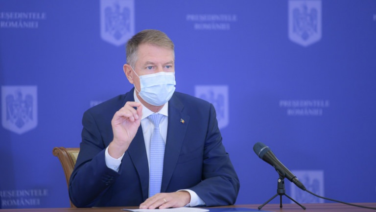 Iohannis: Începând de luni, elevii intră în vacanţă timp de două săptămâni; Vor fi impuse restricții și carantină de noapte pentru nevaccinați