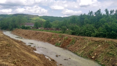 Pentru prevenirea inundațiilor: Avansează lucrările de decolmatare pe râul Ilba, în Cicârlău (FOTO)