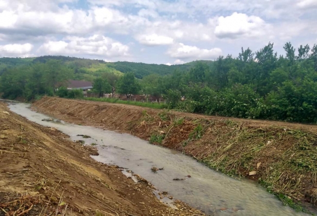 Pentru prevenirea inundațiilor: Avansează lucrările de decolmatare pe râul Ilba, în Cicârlău (FOTO)