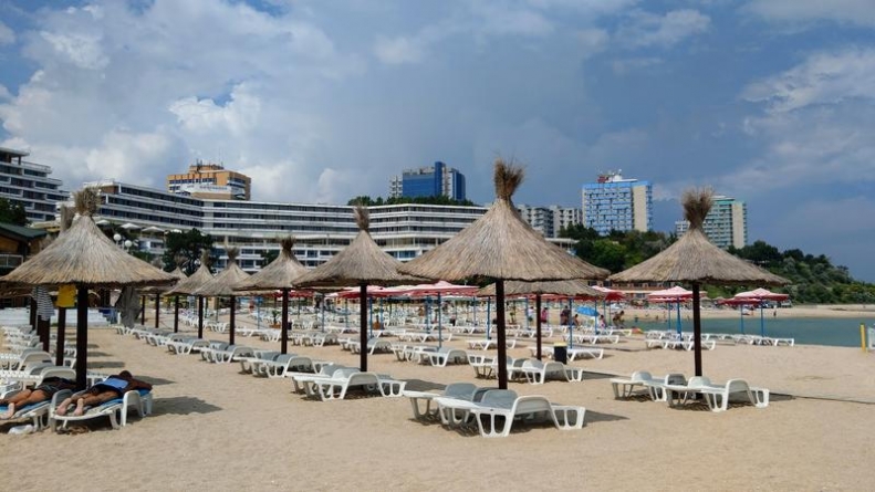Sezonul dezamăgirilor pe litoralul românesc: Plajele din Mamaia sunt prea largi, apa e plină de alge, Vama „nu mai e ce-a fost”