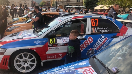 Raliul Maramureșului: Puhoi de lume în Piața Libertății din Baia Mare la deschiderea oficială. A fost înghesuială de cai putere (FOTO)