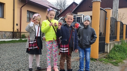 Tradiția mersului în tez: În estul Maramureșului daruri speciale pentru copiii care anunță sfânta sărbătoare a Învierii Domnului! Capătă ouă roșii încondeiate!