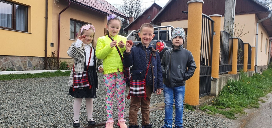 Tradiția mersului în tez: În estul Maramureșului daruri speciale pentru copiii care anunță sfânta sărbătoare a Învierii Domnului! Capătă ouă roșii încondeiate!